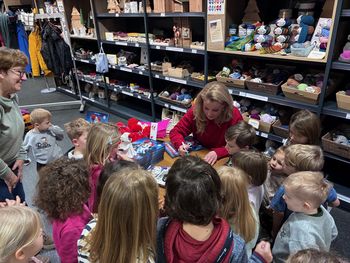 Viele Kinder holen sich nach der Lesung ein Autogramm bei Andrea Schütze