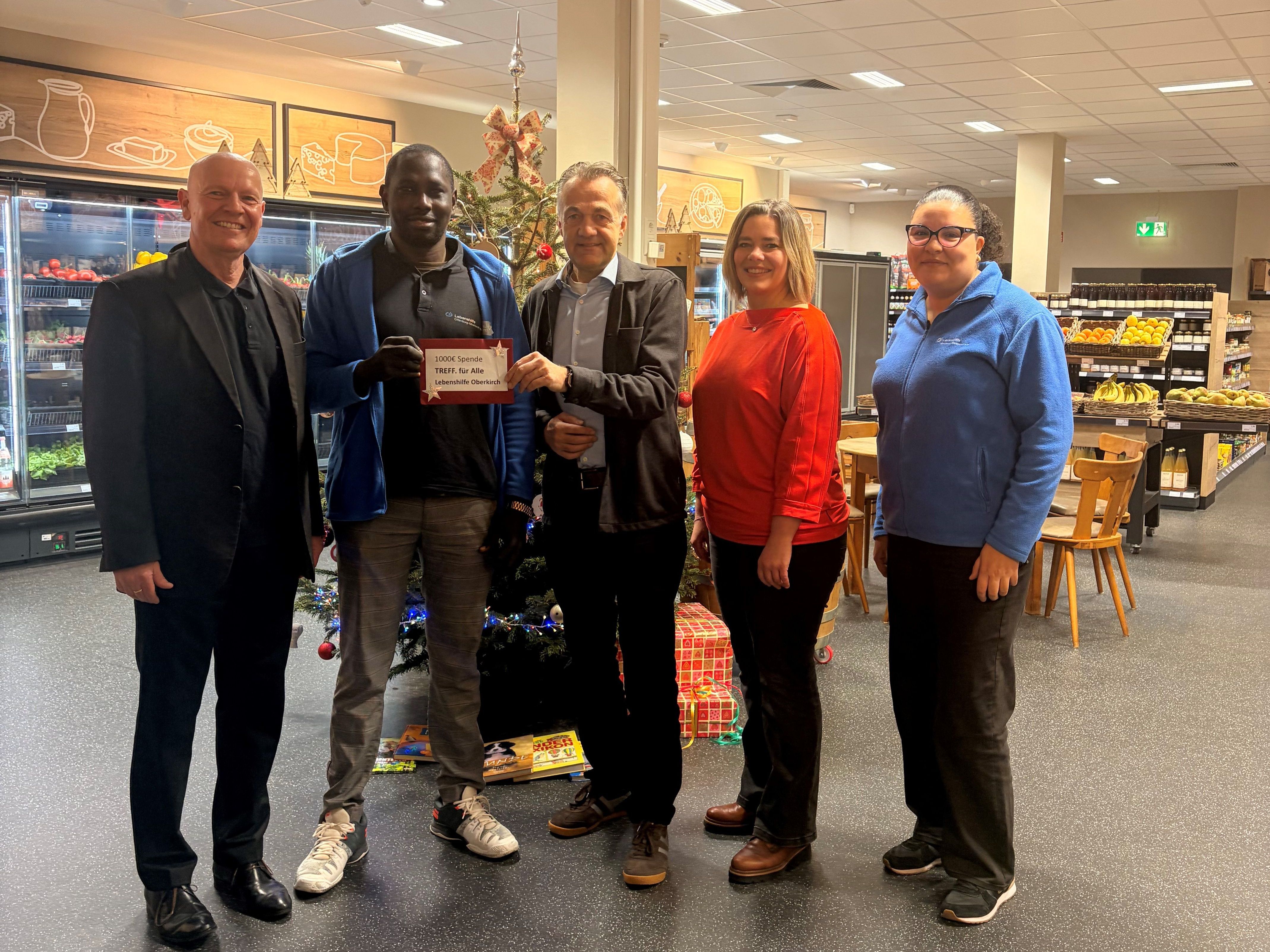 Achim Feyhl, Vorstandsvoristzender der Lebenshilfe Offenburg-Oberkirch-Lahr, ein Mitarbeiter aus dem Treffpunkt für Alle, Bernd Peters und Bianca Schmiederer vom Kaufaus Peters sowie Midani Farahe vom Treffpunkt versammeln sich zum Gruppenbild.