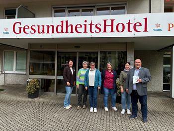 Das Team des Gesundheitshotels und Seniorenzentrums steht vor dem Eingang. Es hat soeben die Auszeichnung "einfach, barrierefrei" erhalten.