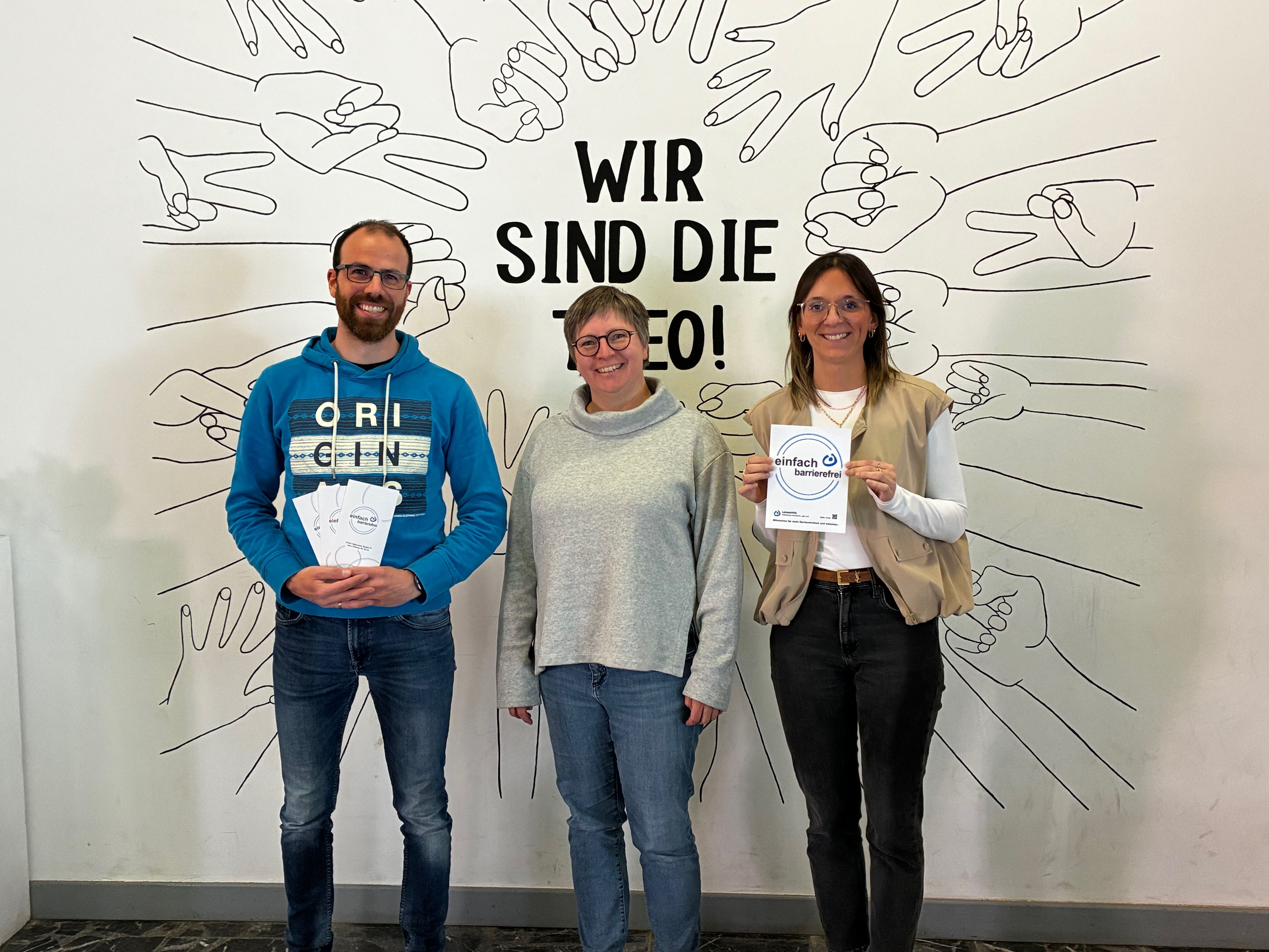 Raphael Boschert und Konrektorin Isabella Kaminiski haben die Auszeichnung "einfach, barrierefrei..." entgegengenommen.
