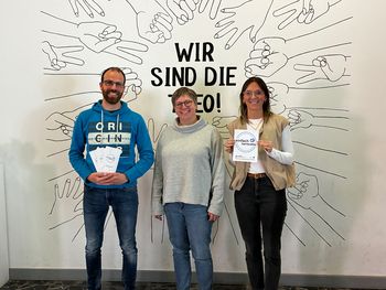 Raphael Boschert und Konrektorin Isabella Kaminiski haben die Auszeichnung "einfach, barrierefrei..." entgegengenommen.