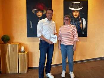 Karl-Heinz Müller vom Berghotel Mummelsee und Katharina Reich von der Lebenshilfe mit der Auszeichnung "einfach, barriererfrei..."