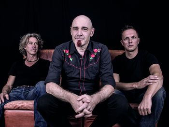 Die drei Musiker der Band "The Oriental Voodoo Conference"