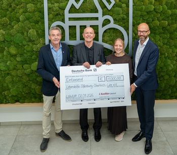 Kai Furler übergibt die Spende an Achim Fehyl