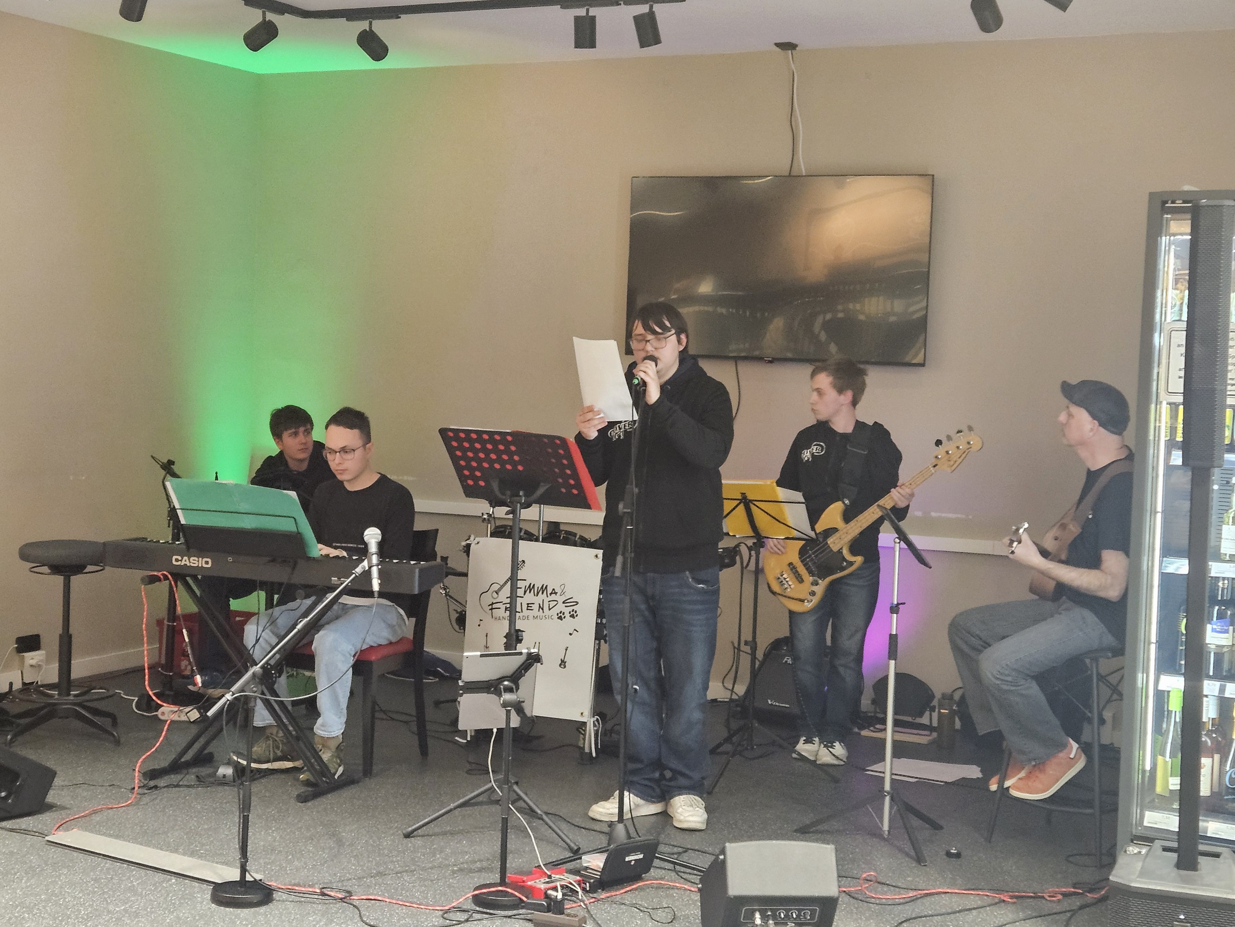 Die Band Cover Up bei ihrem Auftritt im TREFFpunkt für ALLE