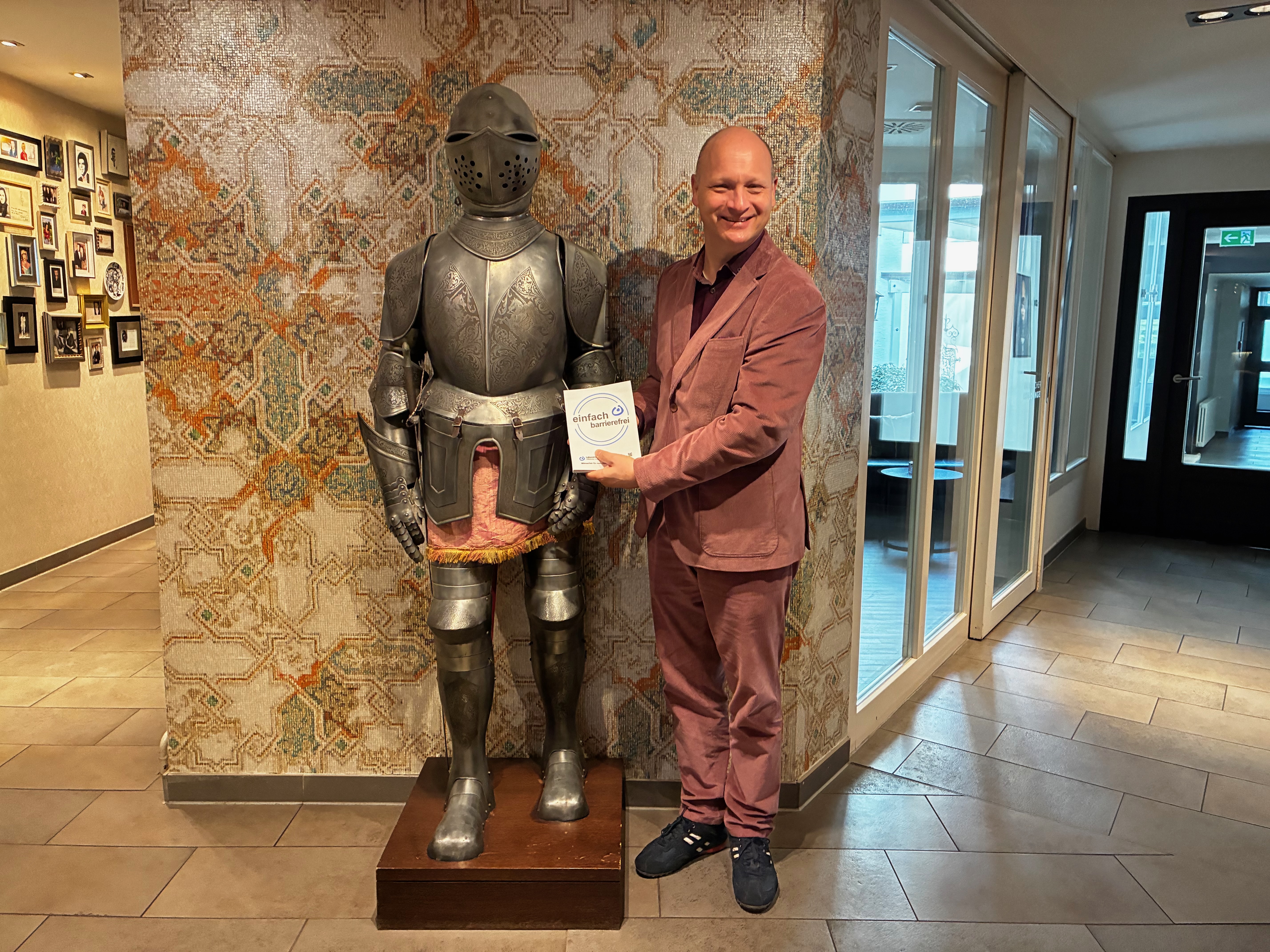 Dominic Müller, Geschäftsführer des Hotels Ritter, mit der Auszeichung.