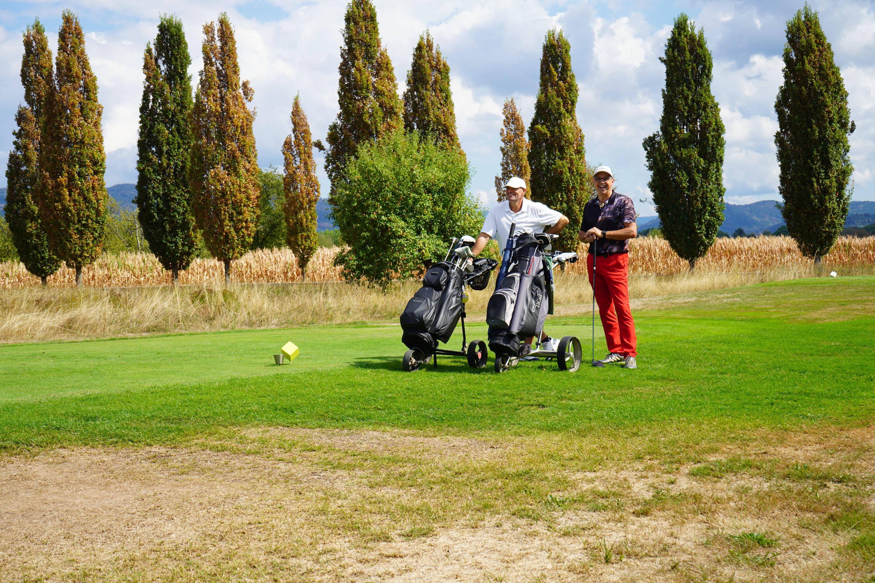 Zwei Golfspieler am Abschlag