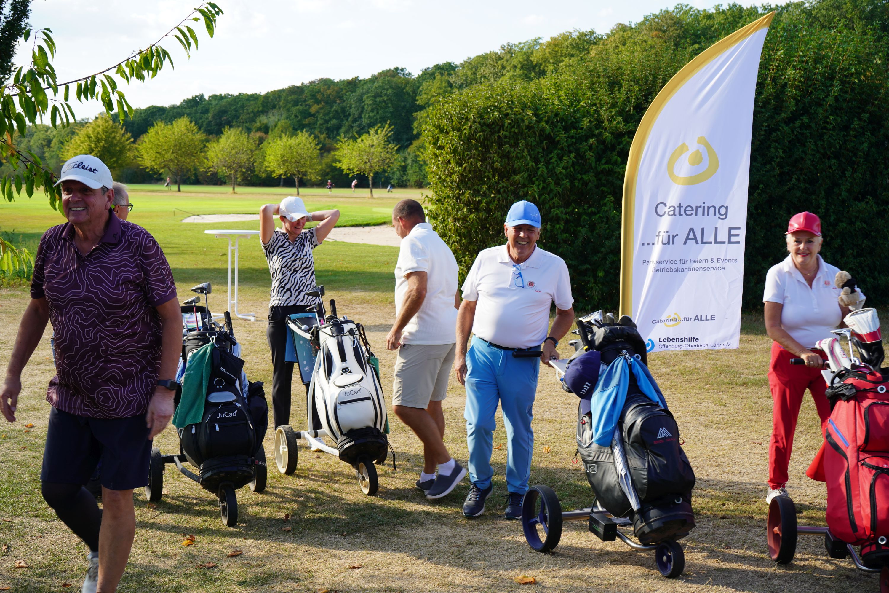Golfspieler am Verpflegungsstand