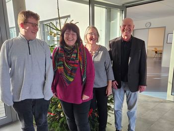 Veronika Hug bei der Spenenübergabe mit Achim Feyhl, Vorstandsvorsitzendem der Lebenshilfe Offenburg-Oberkirch-Lahr e.V.