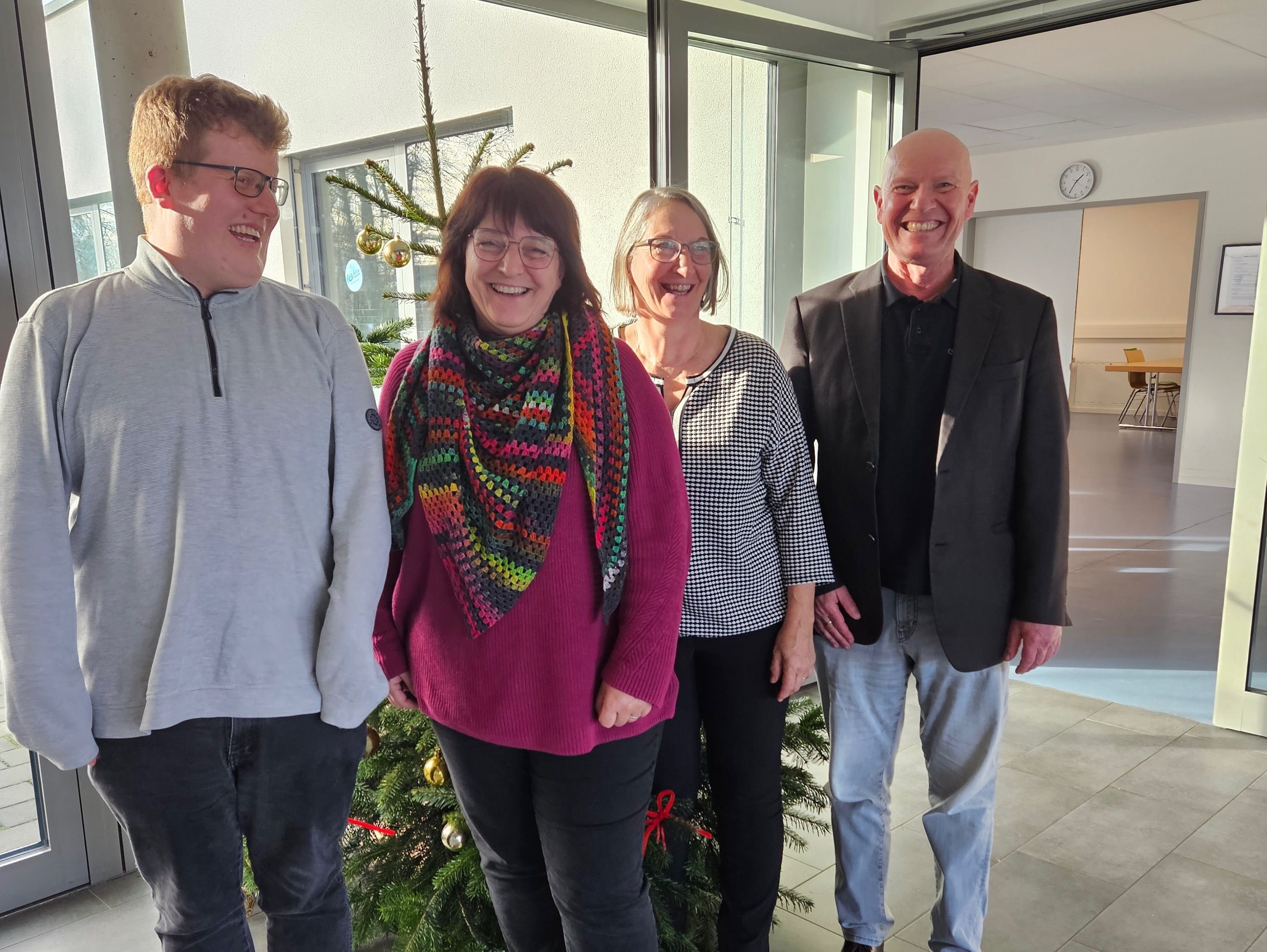 Veronika Hug bei der Spenenübergabe mit Achim Feyhl, Vorstandsvorsitzendem der Lebenshilfe Offenburg-Oberkirch-Lahr e.V.